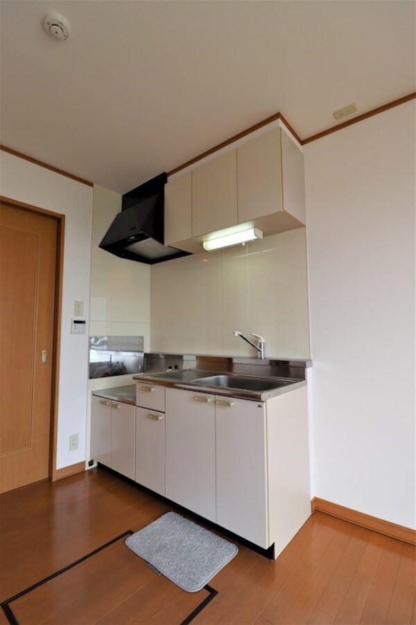 キッチン(収納たっぷりの壁付けキッチン。食品などの保管に便利な床下収納)