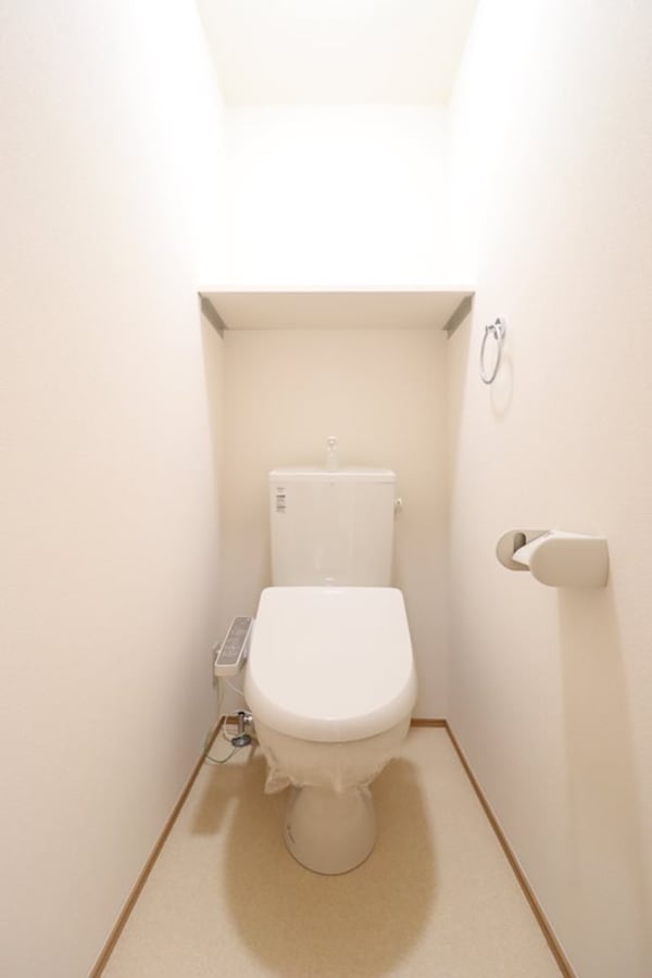 トイレ(（イメージ）温水洗浄便座付きのトイレです。)