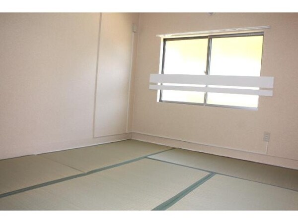 居室(畳の香りがする和室です。)