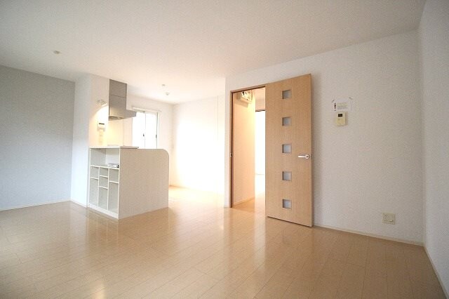 物件内観写真4　(13.5帖の広いリビング)