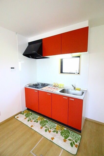 物件内観写真3　(2口コンロ付きで料理もはかどる)