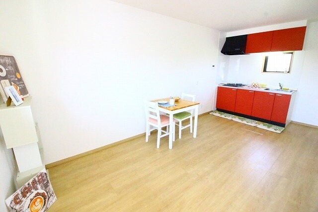 物件内観写真4　(10.2帖ある広々リビング)