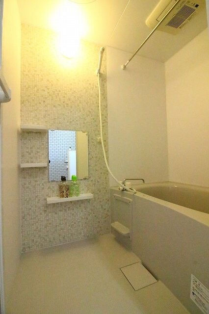 物件内観写真5　(浴室乾燥機付き)