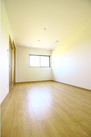 物件内観写真13　(日当たり良好の洋室7.4帖で広々快適に)