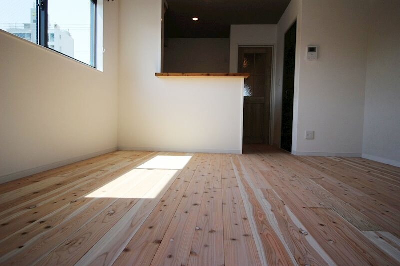 物件内観写真4　(無垢材でこだわり抜いた床で温かみ溢れるリビング)