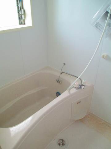 物件内観写真5　(追い炊き機能付き。窓付きなので換気も安心です)
