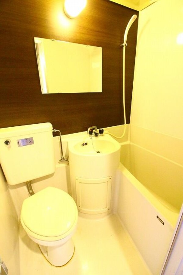 トイレ(同型の反転タイプのお部屋の写真になります。)