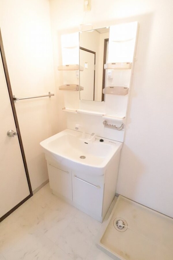 洗面所(退去予定の為別部屋の写真使用)