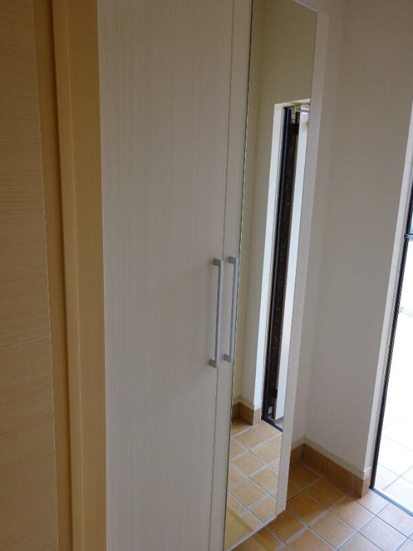玄関周り(ファミリーマートまで210m)