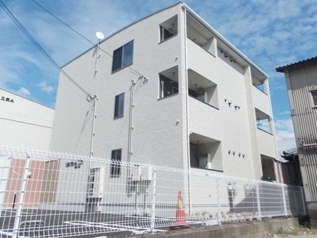 ソリッソ三条
