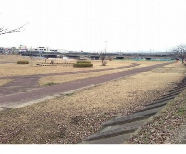 周辺環境(御山緑地運動公園まで550m)