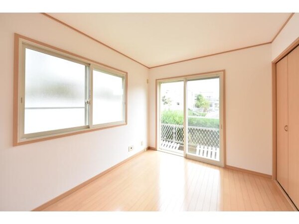 建物設備(1階の洋室です。お庭に出られます。)