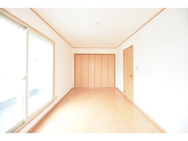 建物設備(窓が大きく開放感を感じる洋室です。)