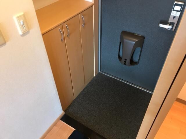 物件内観写真8　(玄関)