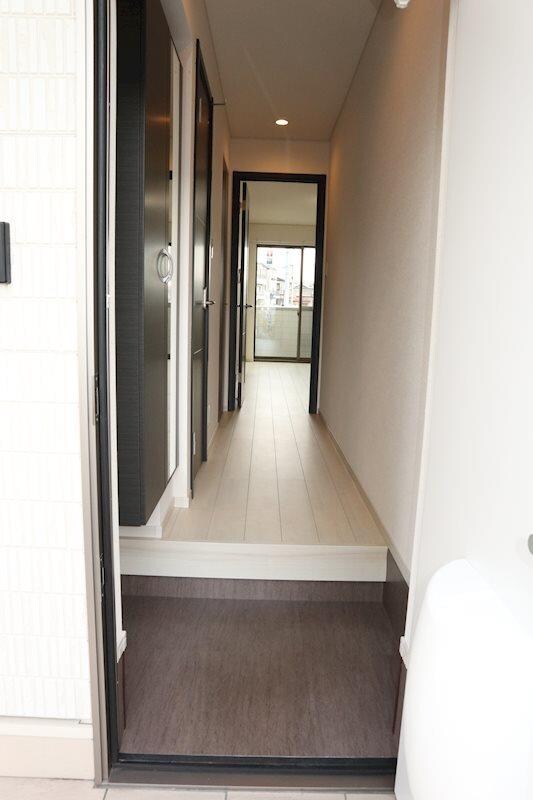 物件内観写真27　(姿見付玄関収納)