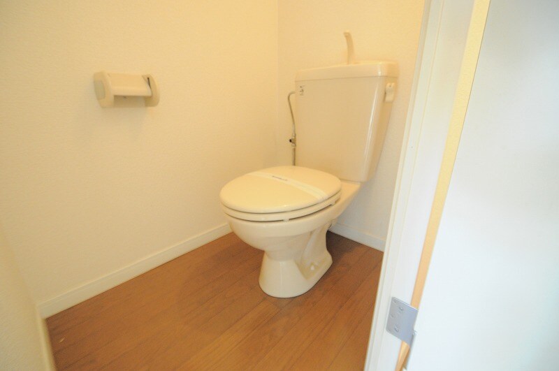 物件内観写真4　(清潔なトイレスペース)