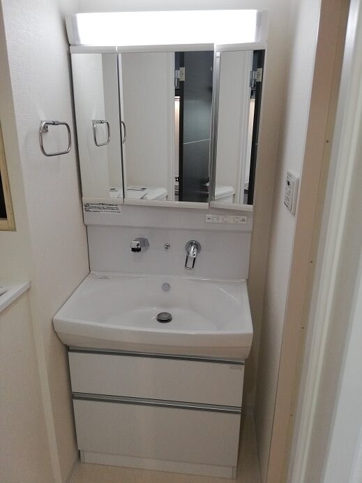 物件内観写真13　(洗髪洗面化粧台（三面鏡）)