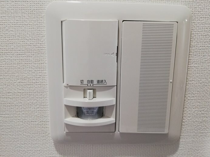 物件内観写真16　(玄関センサーライト)