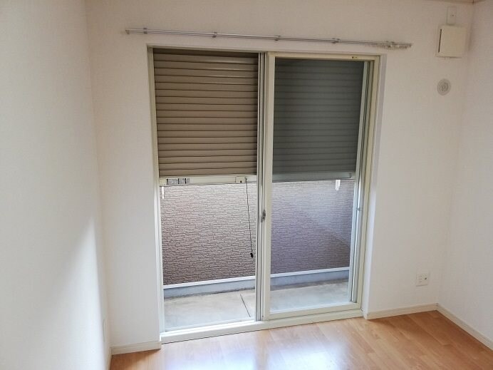 物件内観写真16　(1Fシャッター雨戸)
