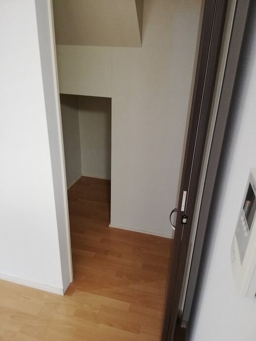 物件内観写真17　(階段下収納)