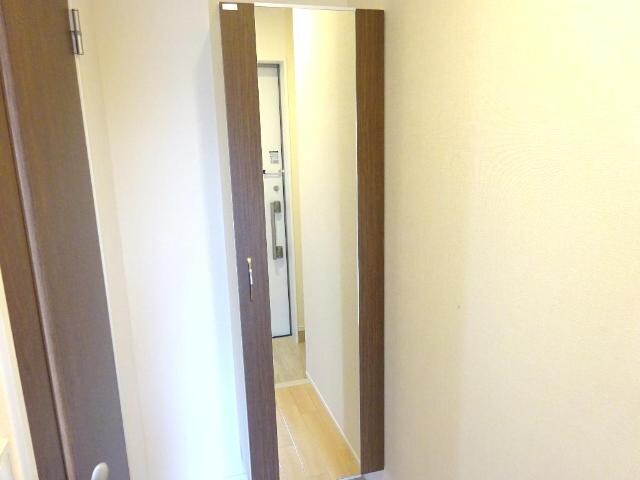 物件内観写真19　(下駄箱鏡付)
