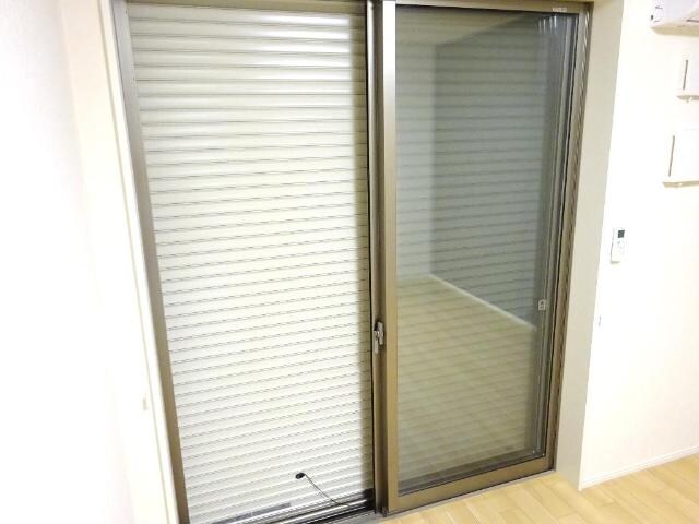 物件内観写真23　(窓シャッター、複層ガラス)