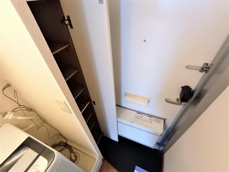 物件内観写真7　(入り口には下駄箱スペースがあります。)