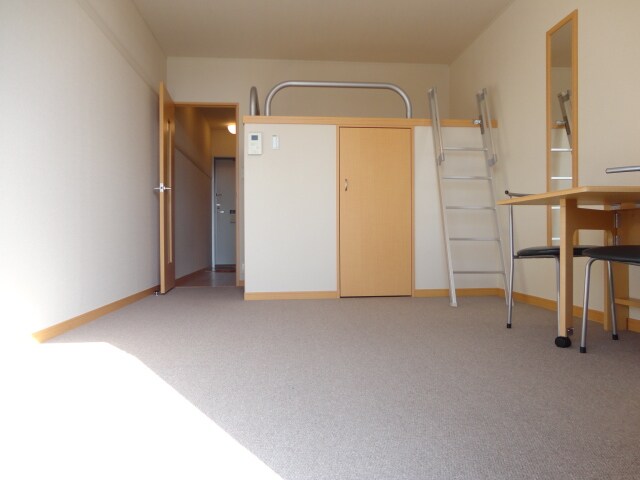 物件内観写真7　(エアコン付　２階は絨毯になります。)