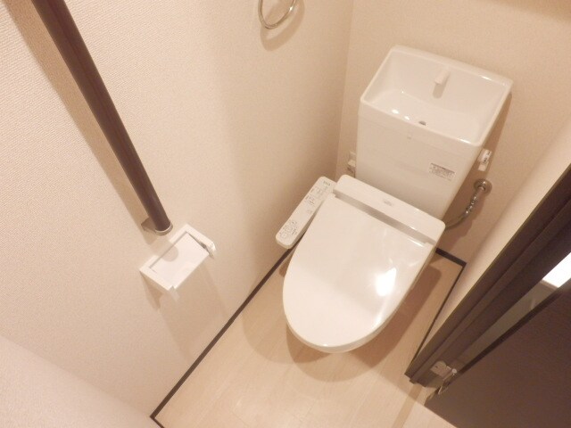 物件内観写真9　(温水便座付きです)