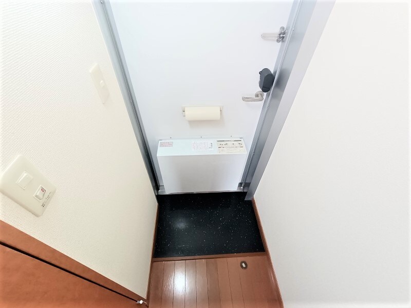 物件内観写真8　(玄関スペースです。)