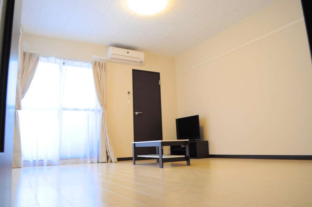 物件内観写真4　(洋室　11.5帖　フローリング)