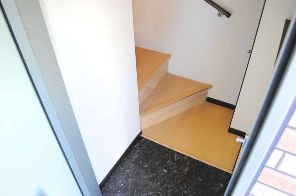 物件内観写真6　(2階の玄関です。)