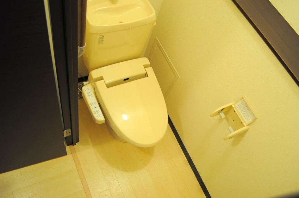 物件内観写真8　(温水便座付きでトイレ内も十分な広さです！)