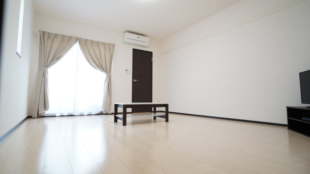 物件内観写真4　(収納も完備！リビングを広く使えます。)