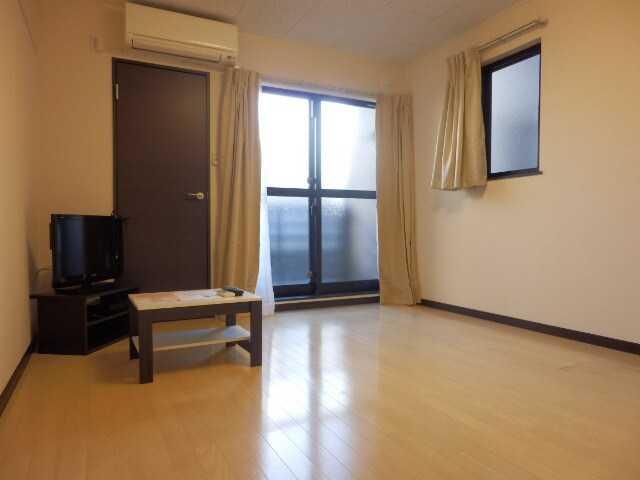 物件内観写真14　(ベランダに繋がる大きな窓があります！)