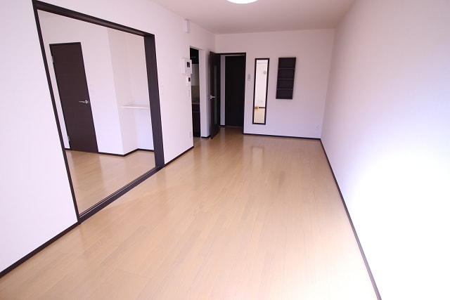 物件内観写真4　(リビングは広々９．２帖あります。照明・エアコン１基付。)