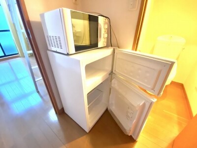 物件内観写真12　(電子レンジと冷蔵庫付いてます♪)