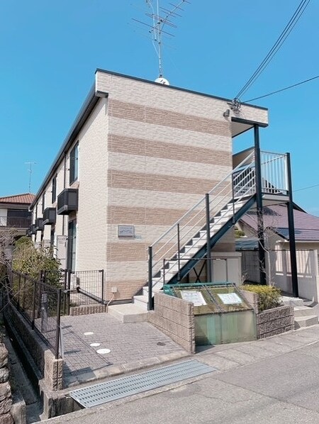 レオパレス逆瀬川外観写真