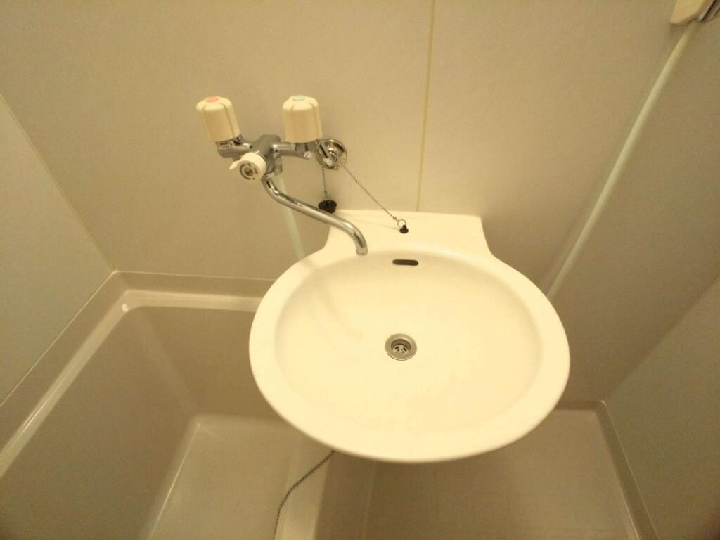 物件内観写真10　(鏡を備え　準備のしやすい洗面台)