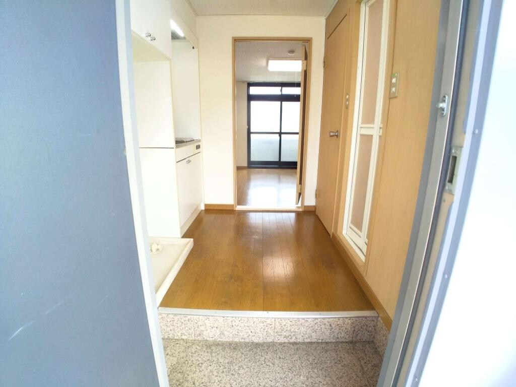 物件内観写真7　(玄関ドアは防犯サムターン設置)