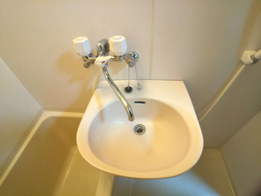 物件内観写真10　(鏡を備え　準備のしやすい洗面台)