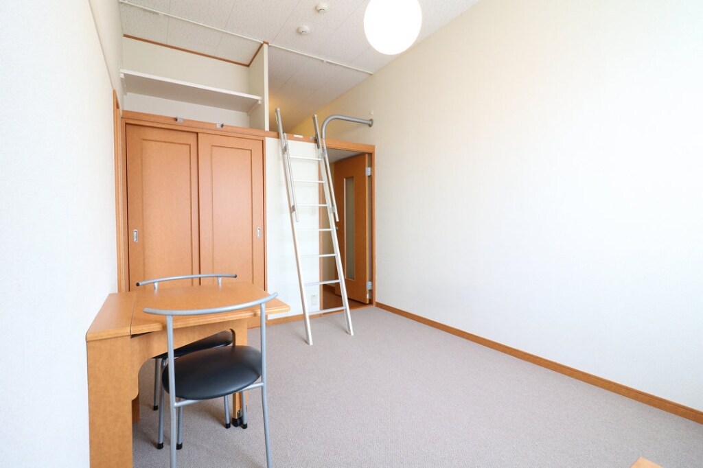 物件内観写真11　(人気のロフトタイプ！お部屋が広々使えて便利です！)