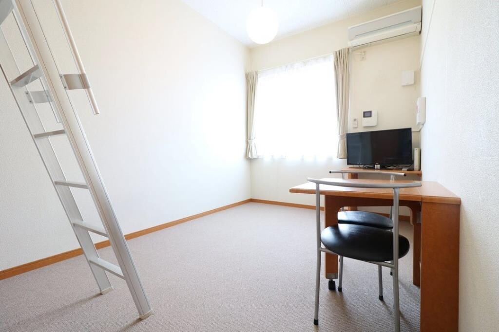 物件内観写真12　(カーテン、照明が付いているので入居時の手間がかかりません！)