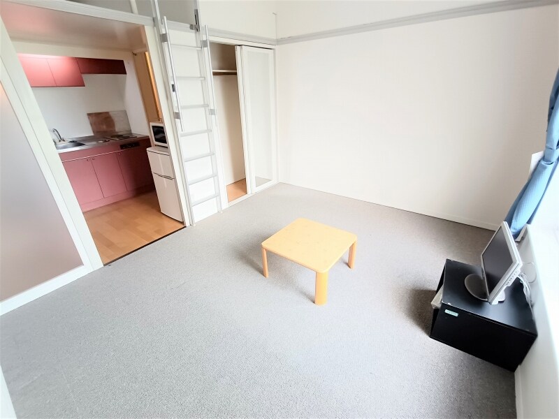 物件内観写真4　(家電・家具付きのお部屋です。)