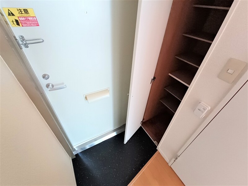 物件内観写真7　(玄関にはシューズボックスがあります。)