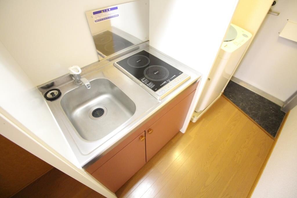 物件内観写真3　(ラジエントヒーター使用のキッチンです。)