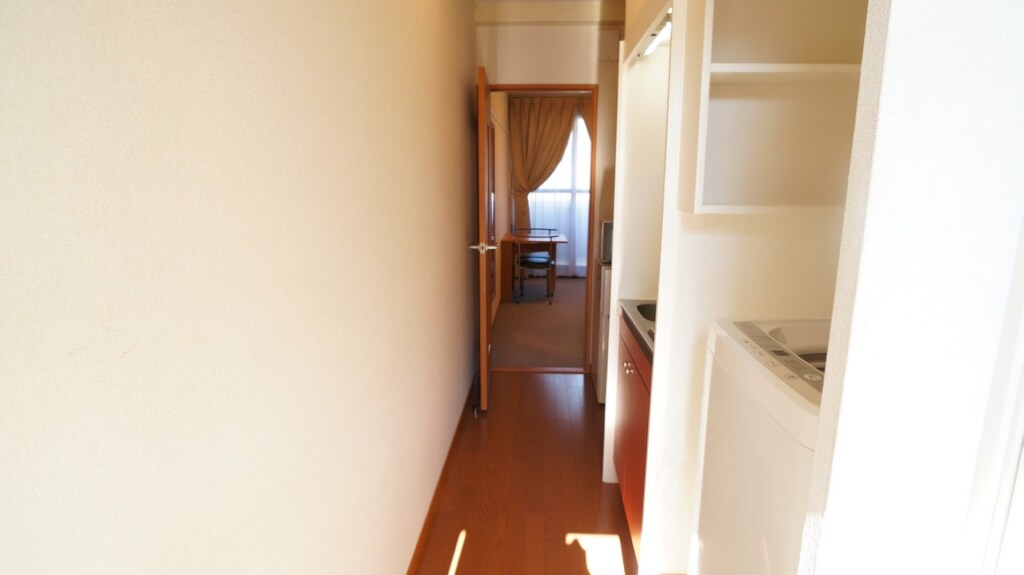 物件内観写真11　(スッキリとした廊下♪)