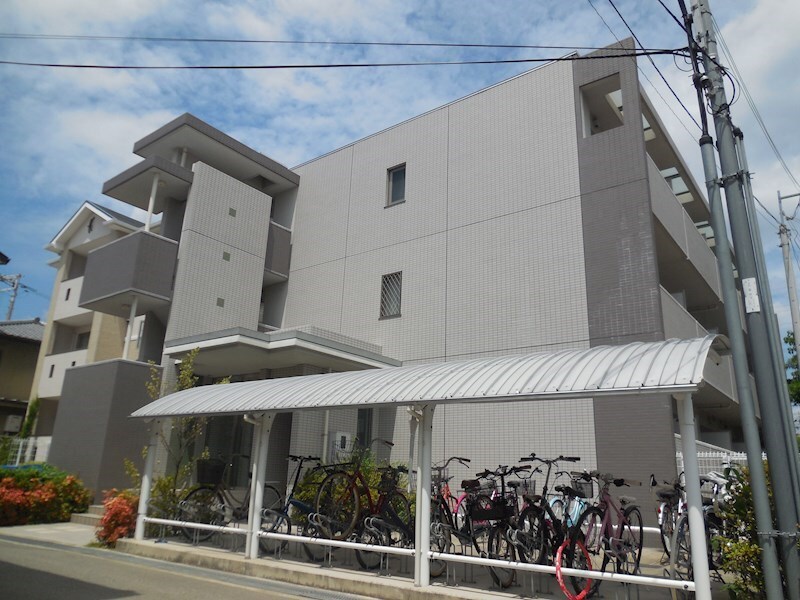 物件外観写真1　(鉄筋コンクリート造3階建)