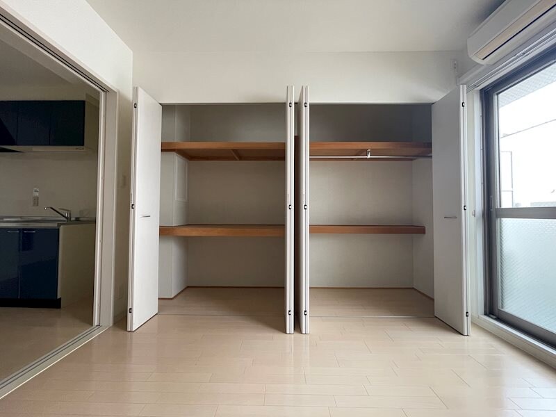 物件内観写真10　(洋室収納)