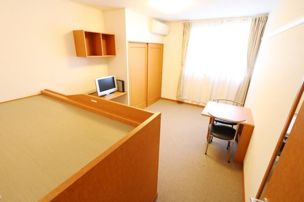 物件内観写真11　(カーテン、照明が付いているので入居時の手間がかかりません！)